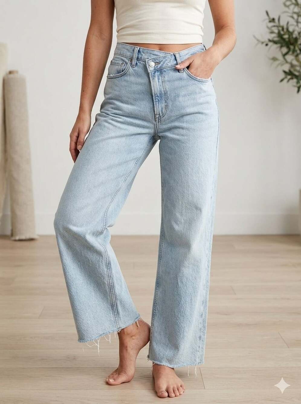 American Eagle Strigid Jeans Size 2 Light Wash Raw Hem High Rise